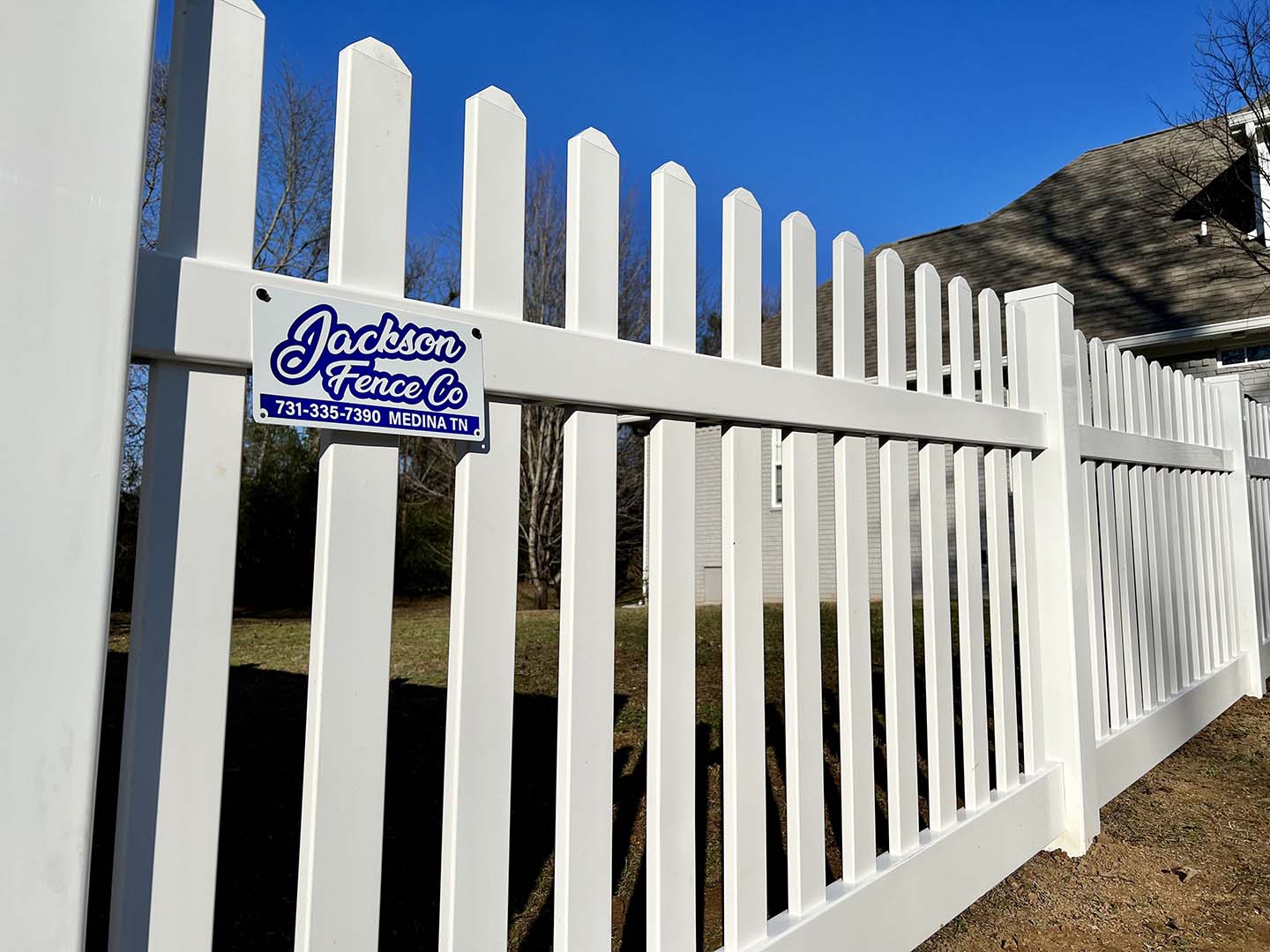 Photo of a vinyl picket West Tennessee residential fence